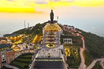 La zone touristique nationale de la montagne Ba Den au coucher du soleil, dotée des structures spirituelles et de complexes architecturaux avec des lumières brillantes. Photo : VNA