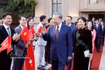 Le secrétaire général du Parti communiste du Vietnam et président vietnamien To Lam et son épouse rencontrent la communauté vietnamienne en Chine. Photo : VNA