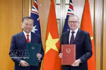 Le secrétaire général du Comité central du Parti communiste du Vietnam et président de la République To Lam (gauche) et le Premier ministre australien Anthony Albanese remettent la Déclaration conjointe sur l'approfondissement du partenariat stratégique intégral Vietnam-Australie. Photo : VNA