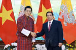 Le Premier ministre Pham Minh Chinh (droite) et le roi du Bhoutan Jigme Khesar Namgyel Wangchuck à Hanoï. Photo : VNA