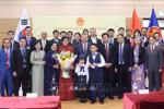 Le secrétaire général du Parti communiste du Vietnam Tô Lâm, son épouse et la délégation de haut niveau vietnamienne rencontrent à Séoul la communauté vietnamienne en R. de Corée. Photo : VNA