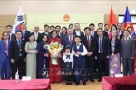 Le secrétaire général du Parti communiste du Vietnam Tô Lâm, son épouse et la délégation de haut niveau vietnamienne rencontrent à Séoul la communauté vietnamienne en R. de Corée. Photo : VNA