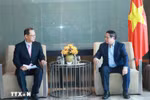 Le Premier ministre Pham Minh Chinh (droite) travaille avec le dirigeant de la Société à responsabilité limitée Hyosung Vina. Photo : VNA