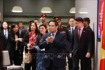 Le Premier ministre Pham Minh Chinh et son épouse rencontrent les cadres et employés des représentations vietnamiennes ainsi que des membres de la communauté vietnamienne dans ce pays. Photo : VNA