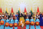 Le président vietnamien Luong Cuong, son épouse, le président lituanien Gitanas Nauseda et son épouse et des artistes vietnamiens. Photo : VNA