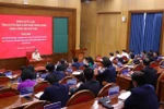 Le secrétaire général du Parti To Lam a un échange avec les membres de la 4e formation pour les cadres choisis pour les postes au sein du Comité central du Parti pour le 14e mandat. Photo : VNA