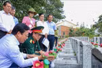 Le vice-président du Comité populaire de la province de Tay Ninh, Pham Tan Hoa (gauche, assisse), accompagné d'une délégation, examine les informations sur les tombes des martyrs non identifiés au cimetière des martyrs d'An Tinh, quartier d'An Tinh, province de Tay Ninh. Photo : VNA