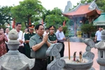 Le Premier ministre Pham Minh Chinh offre de l'encens au Temple dédié à l'Oncle Hô et aux martyrs de la province de Quang Tri. Photo : VNA