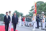 Le président sud-coréen Lee Jae Myung et le secrétaire général du Parti Tô Lâm (droite) passent en revue la garde d’honneur. Photo: VNA
