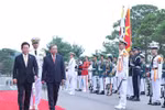 Le président sud-coréen Lee Jae Myung et le secrétaire général du Parti Tô Lâm (droite) passent en revue la garde d’honneur. Photo: VNA