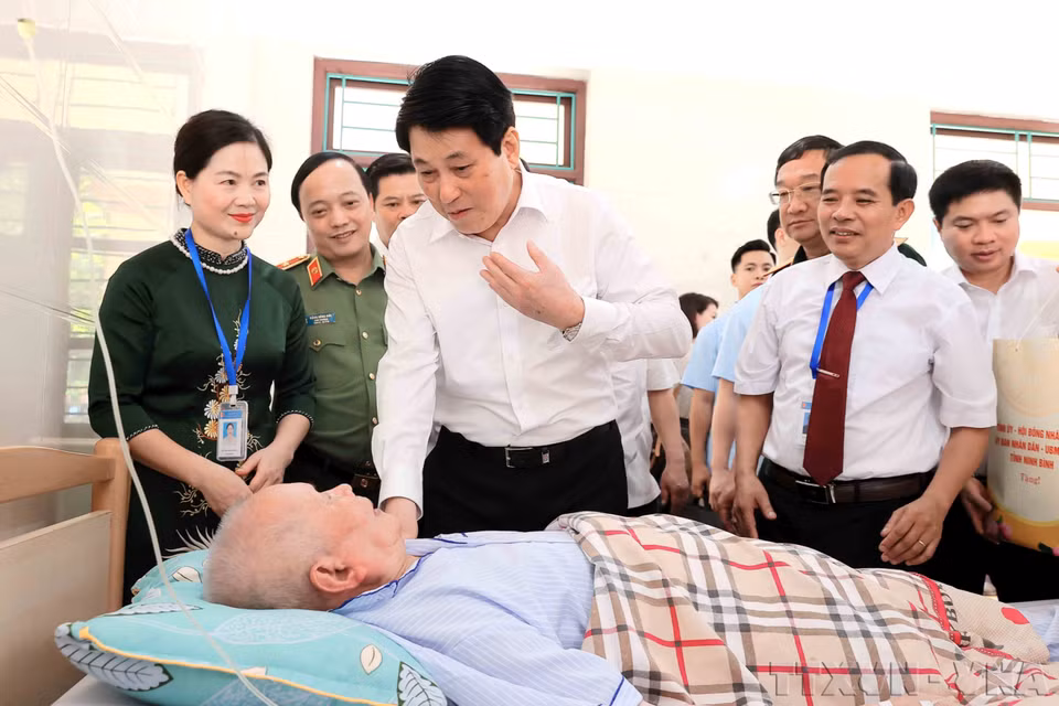 Le Le président de la République Luong Cuong rend visite et offre des cadeaux à l’invalide Nguyên Xuân Mai, hébergé au Centre de soins aux invalides de guerre de Duy Tiên, province de Ninh Bình. Photo : VNA