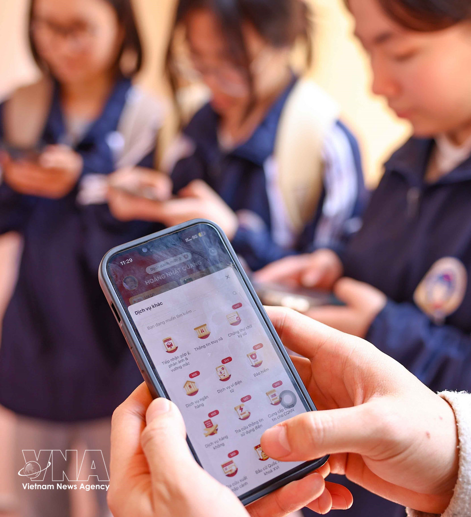 Sur l’application VNeID, les électeurs étudiants disposant d’un compte d’identification électronique de niveau 2 peuvent consulter et suivre les informations relatives à leur lieu de vote. Photo: VNA
