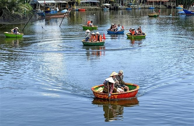 Chauque année, ce village accueille plus d’un million de touristes nationaux et étrangers. Photo: VNA