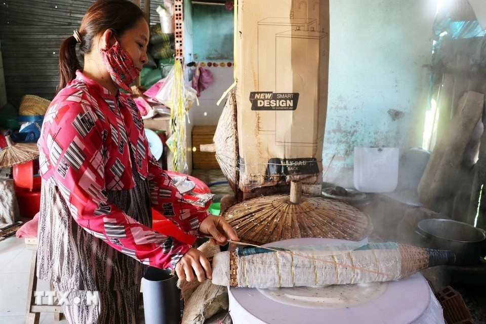 La confection des papiers de riz nécessite une certaine habileté. Photo : VNA