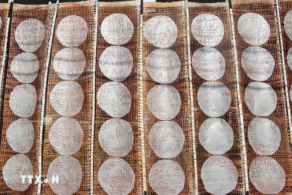 Le papier de riz à la noix de coco est fabriqué à partir de riz, de sésame et de lait de coco et grillé au charbon de bois avant d'être consommé. Photo : VNA