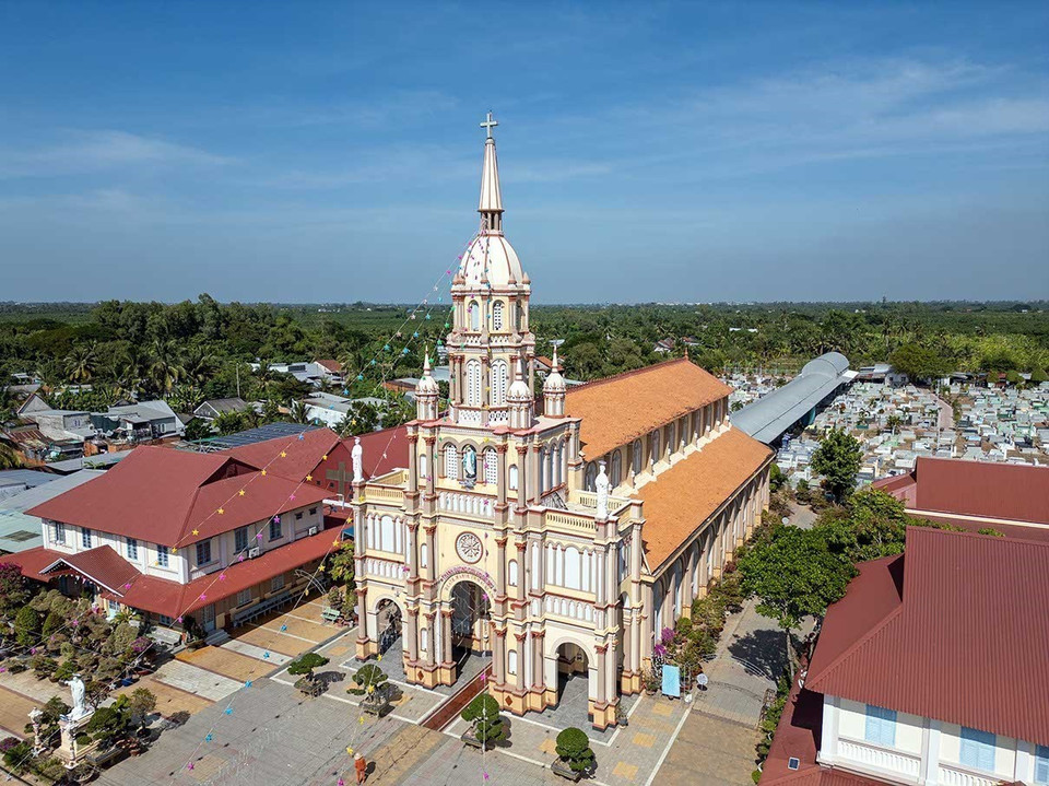 L’église de Cù Lao Giêng (commune de Cu Lao Giêng), construite en 1877, constitue une attraction prisée des visiteurs venus de l’intérieur et de l’extérieur de la province. Photo: VNA