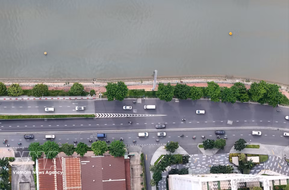 Le boulevard Vo Van Kiêt longe le canal Tau Hu–Bên Nghe dans sa traversée du quartier de Sai Gon. Photo : VNA