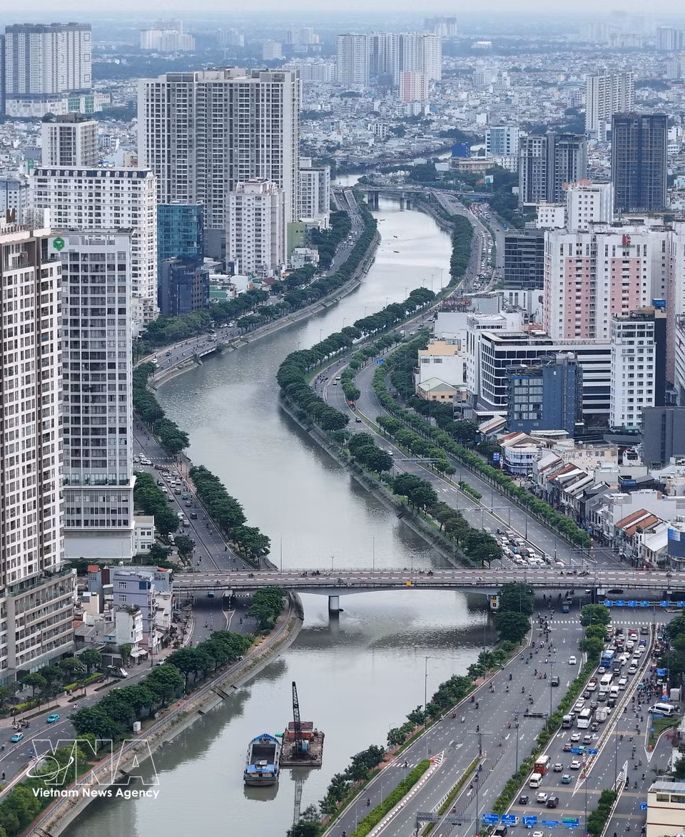 Le canal Tau Hu–Bên Nghe et le boulevard Vo Van Kiêt constituent un axe majeur de la liaison Est-Ouest de Hô Chi Minh-Ville. Photo : VNA