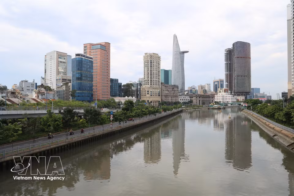 Les eaux limpides du canal Tau Hu–Bên Nghe reflètent les ouvrages modernes de Hô Chi Minh-Ville, vus depuis le pont Calmette. Photo : VNA