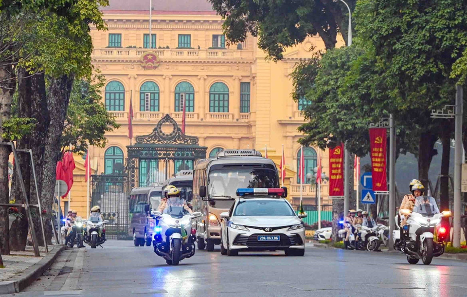 Le convoi se déplace du Mausolée du Président Hô Chi Minh vers le Monument des héros et martyrs. (Photo : VNA)