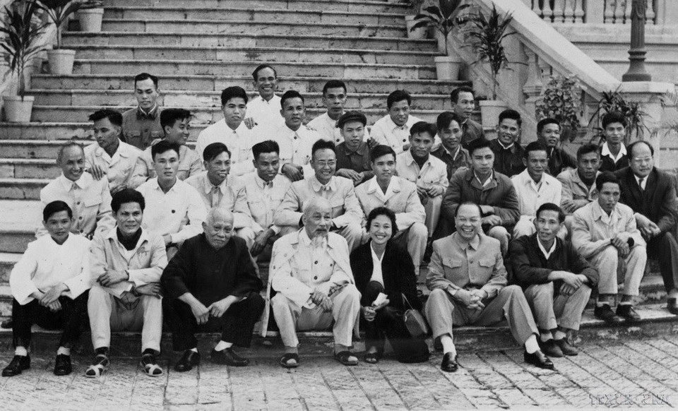 Le Président Hô Chi Minh, le vice-président Tôn Duc Thang et le camarade Truong Chinh prennent une photo souvenir avec un groupe de journalistes couvrant le troisième Congrès national du Parti (1960). Photo: VNA