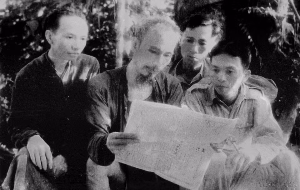 Zone de sécurité de Thai Nguyên, 1947 : Le Président Hô Chi Minh en compagnie de Truong Chinh, Le Duc Tho et Vo Nguyen Giap, absorbés par la lecture de la presse. Photo: VNA