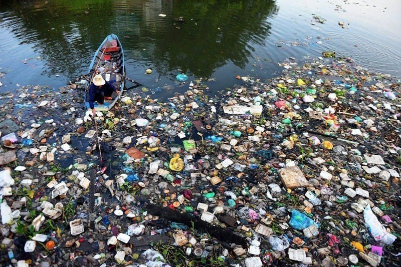 Collecte de déchets plastiques au canal Hy Vong, arrondissement de Tân Binh, à Hô Chi Minh-Ville. Photo : VNA