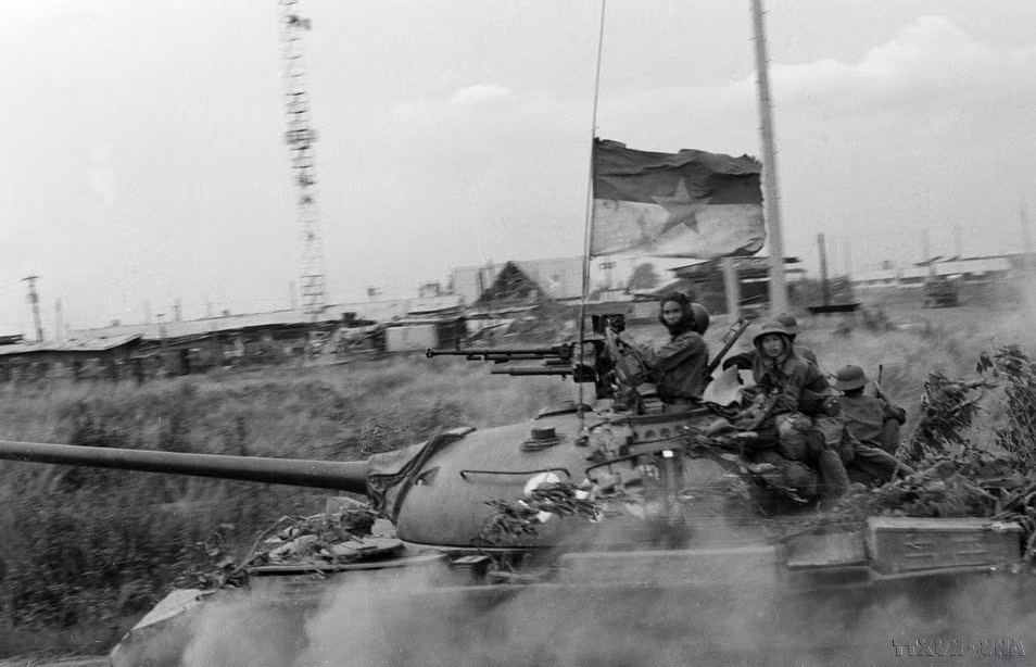 À la base de Nuoc Trong (Bien Hoa), les soldats de l'Armée de libération prennent le contrôle de l'école de formation des blindés ennemis. Photo : VNA