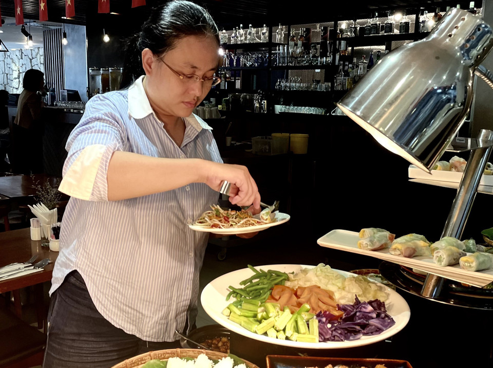 Les convives apprécient particulièrement les différentes variétés de salades fraîches à base de légumes, appelées « nộm rau », qui apportent une touche croquante et légère aux repas. Photo : VNA