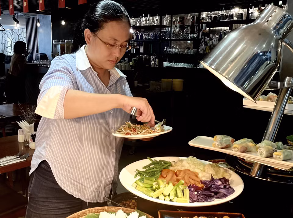 Les convives apprécient particulièrement les différentes variétés de salades fraîches à base de légumes, appelées « nộm rau », qui apportent une touche croquante et légère aux repas. Photo : VNA