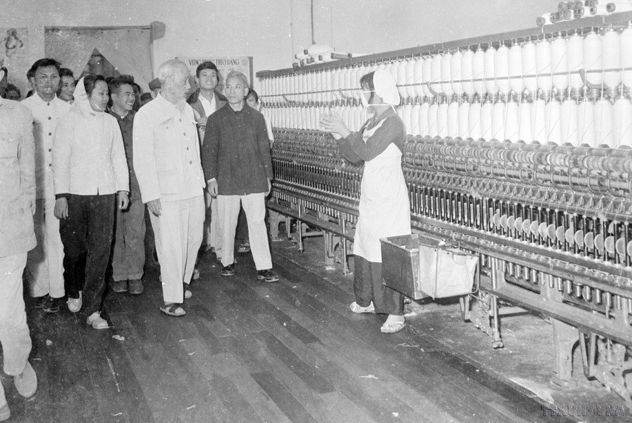 Le Président Hô Chi Minh visite l’usine de textile 8-3 à Hanoï, à l’occasion de la Journée internationale de la femme, le 8 mars 1965. Photo: VNA
