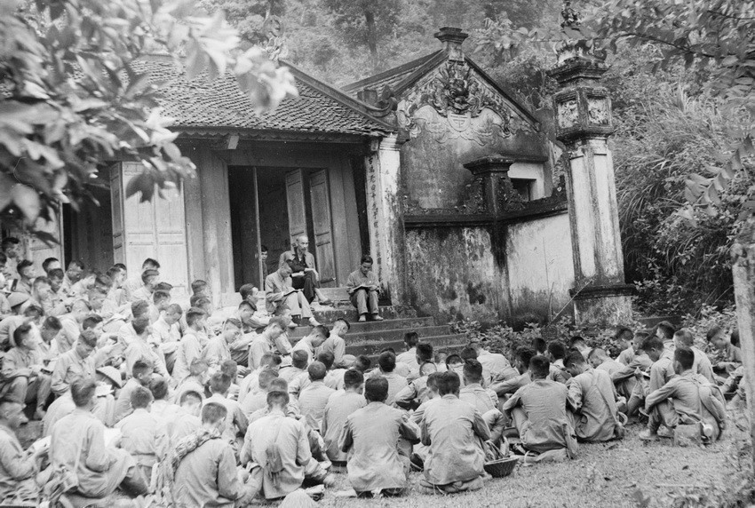 Le 19 septembre 1954, au temple Giêng, une relique du complexe historique et culturel des temples des rois fondateurs légendaires Hùng, l’Oncle Hô s’entretient avec des cadres et soldats de la division Tiên Phong. Il leur dit : “Les rois Hùng ont créé notre pays, notre devoir est de le préserver”. Photo: VNA