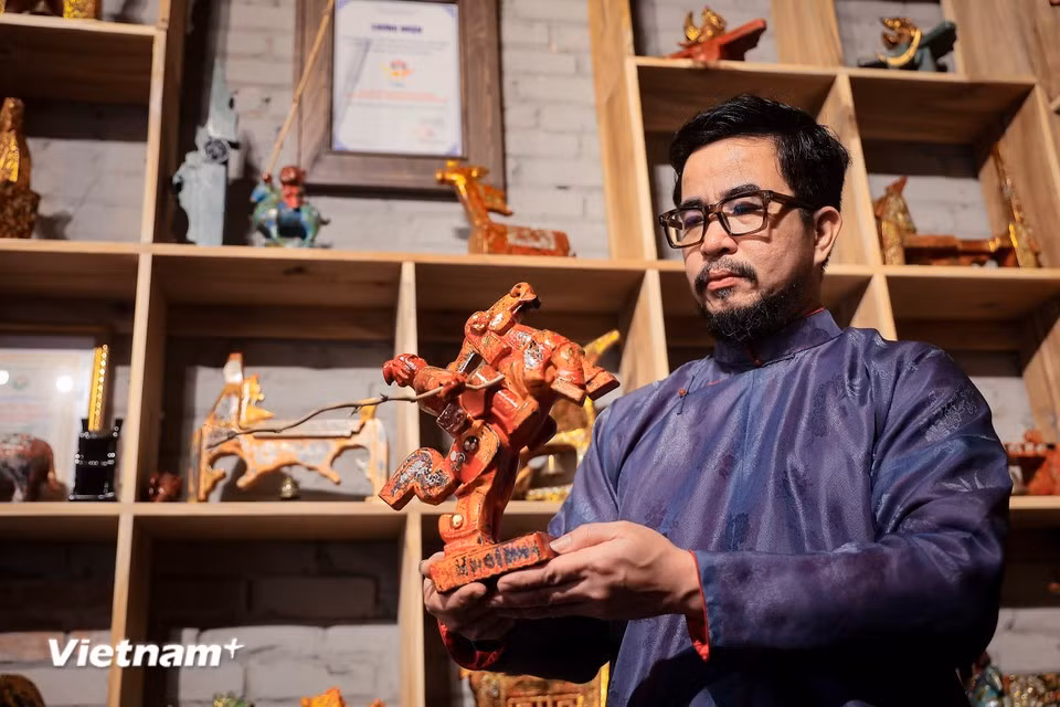Inspirée par la figure légendaire de Thanh Giong chevauchant son destrier de fer, la collection 2026 de chevaux célébrant le Têt du Cheval 2026 de l’artisan constitue une oeuvre artistique racontant aussi l'histoire vietnamienne. Photo : VietnamPlus