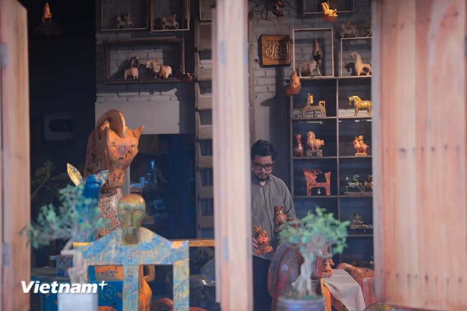 L’artisan Nguyên Tân Phat indique que ses créations, qu’il considère comme ses « enfants spirituels », sont le fruit d’une alliance entre le patrimoine culturel et le design intérieur contemporain, affirmant ainsi la valeur feng shui et esthétique de l’artisanat traditionnel vietnamien. Photo : VietnamPlus