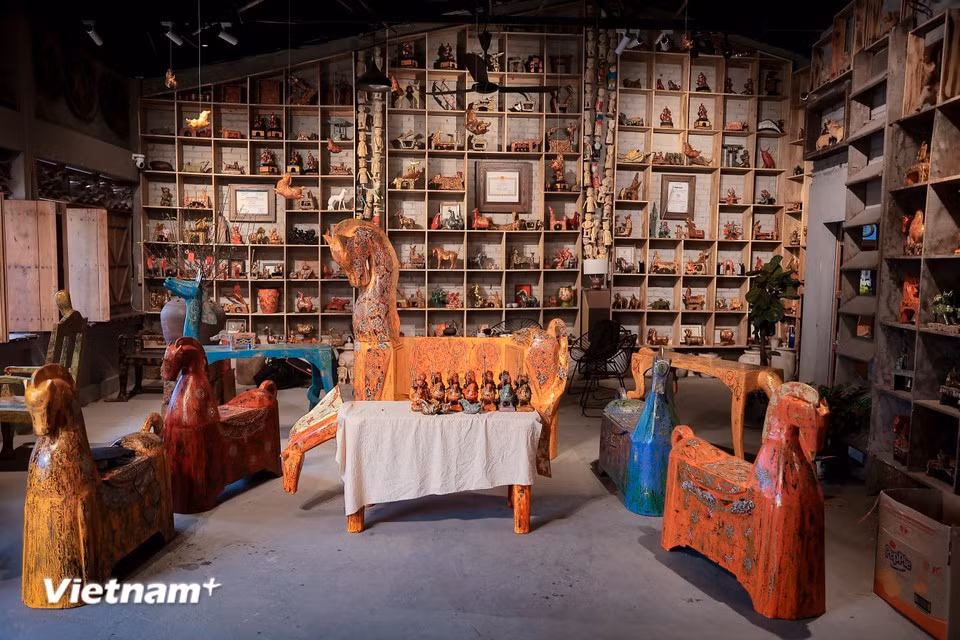 C’est également pour cette raison qu’il a créé l’œuvre « Bát mã truy phong », comprenant une table en forme de cheval et huit chaises sculptées. C'est l'oeuvre la plus grande de l'ensemble de la collection « Giong ». Photo : VietnamPlus