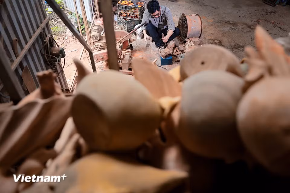L’artisan utilise des matériaux locaux, tels que le bois de mûrier, le bambou et, tout particulièrement, la pierre de corail – matériau emblématique qui constitue l’âme de l’architecture de l’ancien village de Duong Lâm – pour réaliser les oeuvres. Photo : VietnamPlus