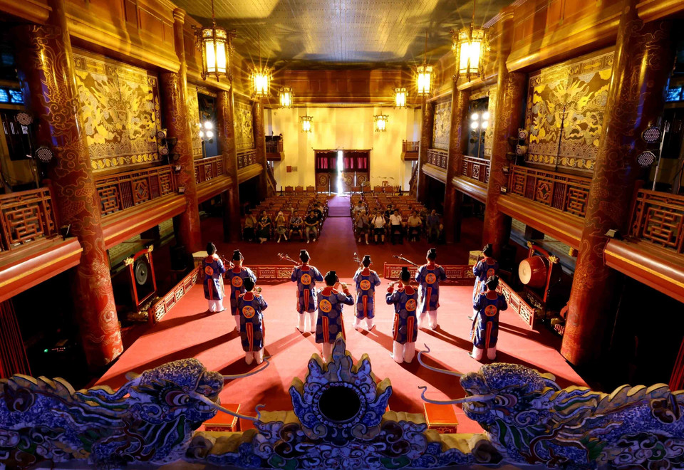 Les sons profonds et majestueux du Grand Orchestre résonnent encore à Duyêt Thi Duong, au sein de la Cité impériale de Huê, recréant l'atmosphère culturelle de la cour royale. Photo : VNA