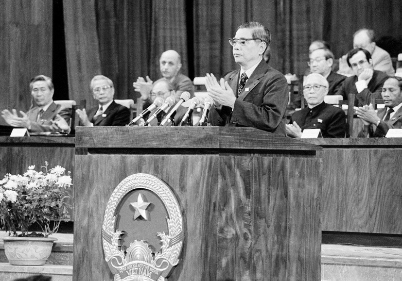 Le secrétaire général du Parti, Nguyên Van Linh, prononce le discours de clôture du 6e Congrès national du Parti, le 18 décembre 1986. Photo : VNA