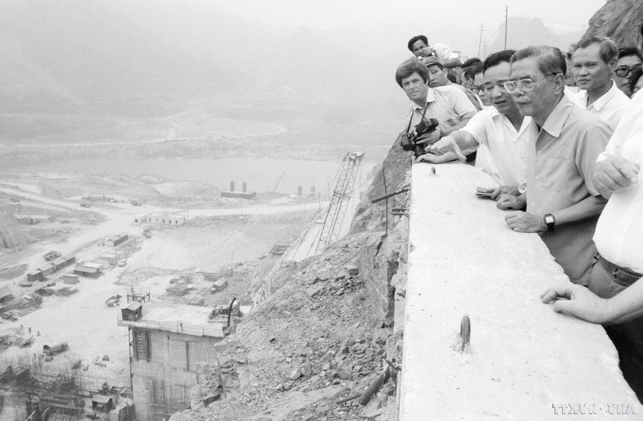 Le secrétaire général du Parti, Nguyên Van Linh, inspecte le chantier de la centrale hydroélectrique de Hoa Binh. Photo : VNA.