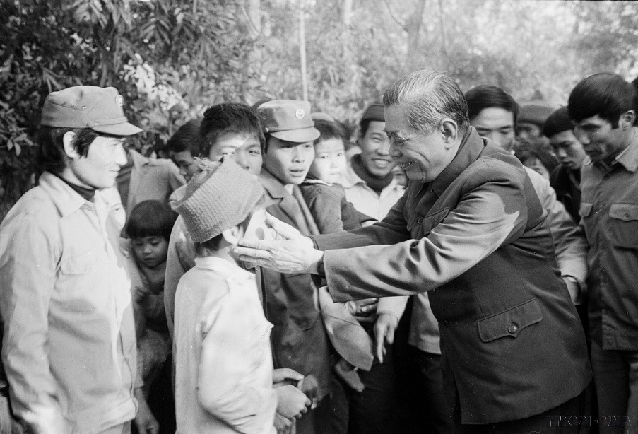 Le secrétaire général du Parti, Nguyên Van Linh, rend visite aux cadres et aux habitants de la commune de Giai Pham, district de My Van, province de Hai Hung (1987), et leur adresse ses vœux de Nouvel An. Photo : VNA
