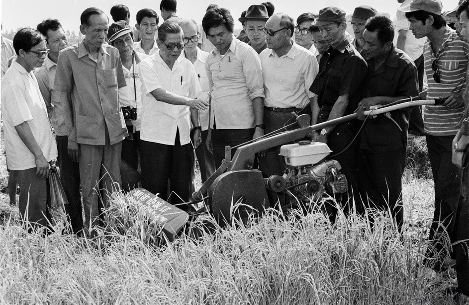 En 1988, le secrétaire général du Parti, Nguyên Van Linh, examine une moissonneuse de la coopérative Phuoc Tu, située dans la province de Long An. Photo : VNA