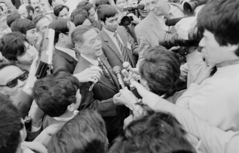 Le secrétaire général du Parti, Nguyên Van Linh, répond aux questions de la presse sur la politique de Renouveau du Parti après la clôture du 6e Congrès national du Parti (décembre 1986). Photo : VNA