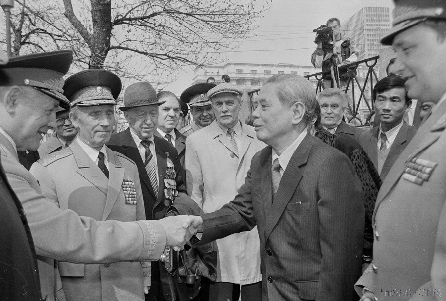 Des vétérans soviétiques accueillent le secrétaire général du Parti, Nguyên Van Linh, lors de sa visite en Union soviétique (Moscou, 1991). Photo : VNA