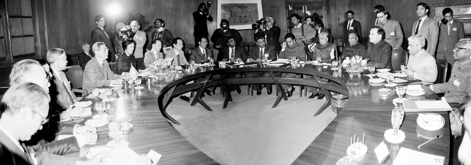 Le secrétaire général du Parti, Nguyên Van Linh, s'entretient avec le Premier ministre indien, Rajiv Gandhi, lors de sa visite d'amitié en Inde, du 23 au 28 janvier 1989. Photo : VNA