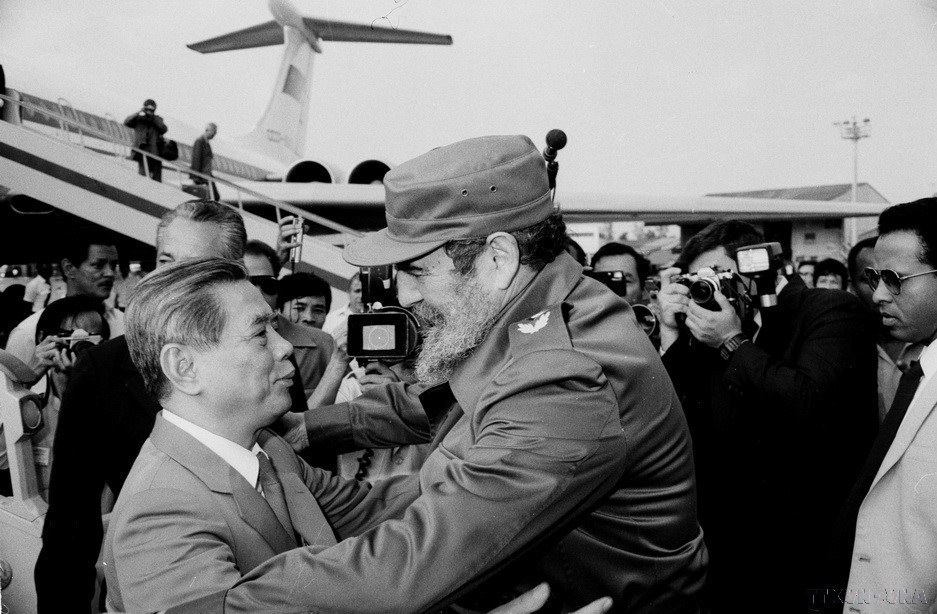Fidel Castro, président du Conseil d'État et du Conseil des ministres, accueille le secrétaire général du Parti, Nguyên Van Linh, lors de sa visite d'amitié officielle à Cuba, du 24 au 29 avril 1989. Photo : VNA