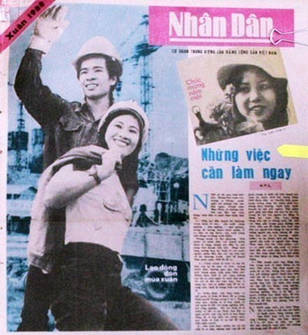 Parmi ses contributions les plus marquantes figurent les célèbres articles de la rubrique "Những việc cần làm ngay" (Les choses à faire immédiatement). Initiés et rédigés par lui-même, ces articles, publiés dans le journal Nhân Dân (Le Peuple), ont eu un impact profond sur la société vietnamienne. Ils ont non seulement insufflé un nouvel élan au sein de la population, mais aussi plaidé avec force pour la cohérence entre les paroles et les actes. Nguyên Van Linh y abordait sans détour les problèmes sociaux urgents, combattait activement les pratiques malsaines et contribuait ainsi à assainir l'appareil du Parti et de l'État. Photo : VNA