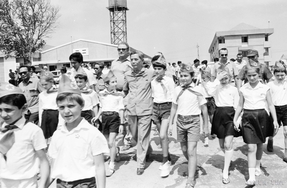 Le secrétaire général du Parti, Nguyên Van Linh, rend visite aux familles des experts soviétiques participant à la construction de la centrale hydroélectrique de Tri An, le 20 avril 1987. Photo : VNA