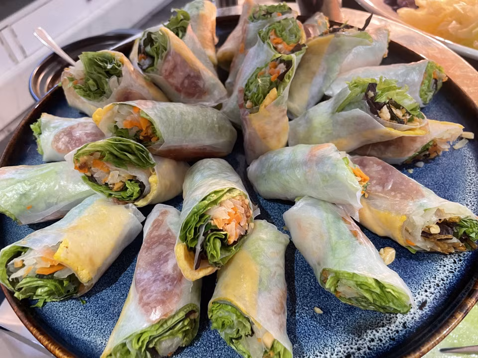 Les rouleaux de printemps (gỏi cuốn) se préparent à partir d’une fine galette de riz enroulée autour d’une garniture fraîche, composée de légumes croquants, de viande ou de fruits de mer, relevée d’une feuille de coriandre parfumée. Ils s’accompagnent d’une sauce à base de nuoc-mâm (sauce de poisson), subtilement mélangée avec de l’ail, du piment, du jus de citron et une pointe de sucre, qui exalte à merveille la fraîcheur et la légèreté de ce plat emblématique de la cuisine vietnamienne. ﻿Photo : VNA