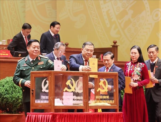 Des délégués déposent leur bulletin de vote. Photo : VNA