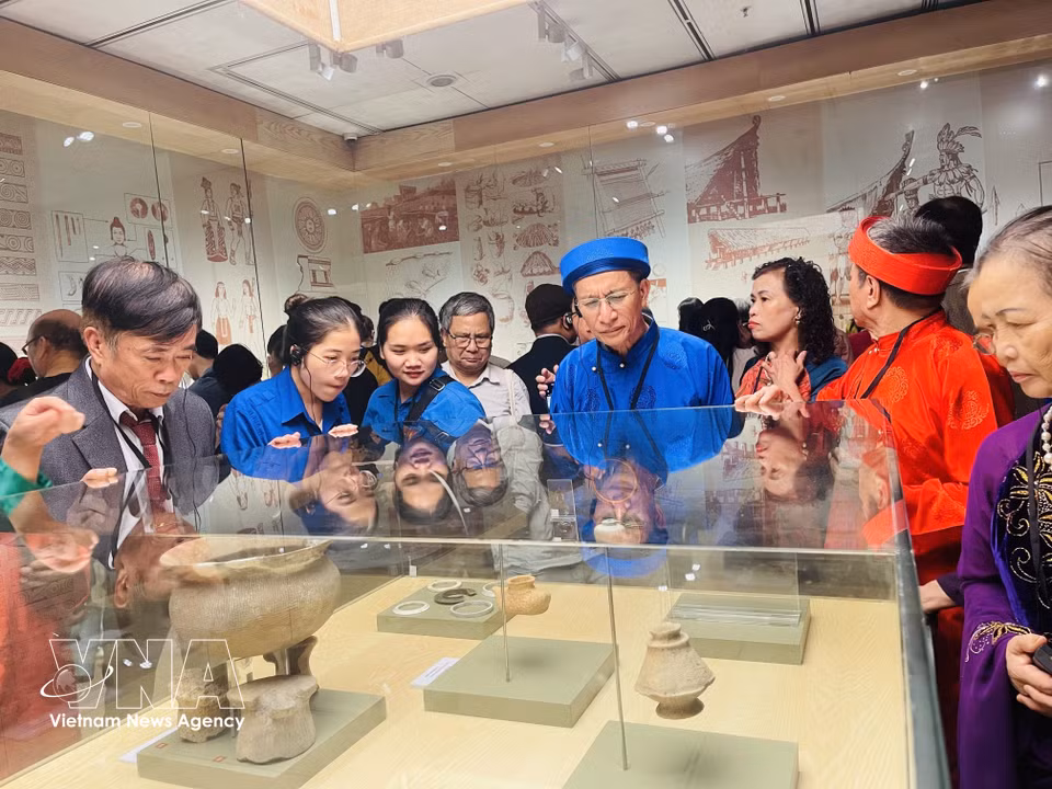 Des délégués et habitants au Musée de Hanoi. Photo: VNA